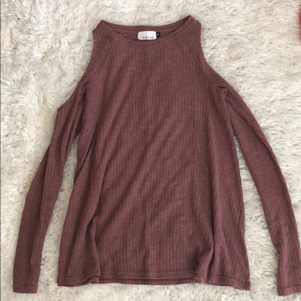 Cold shoulder long sleeve top💕